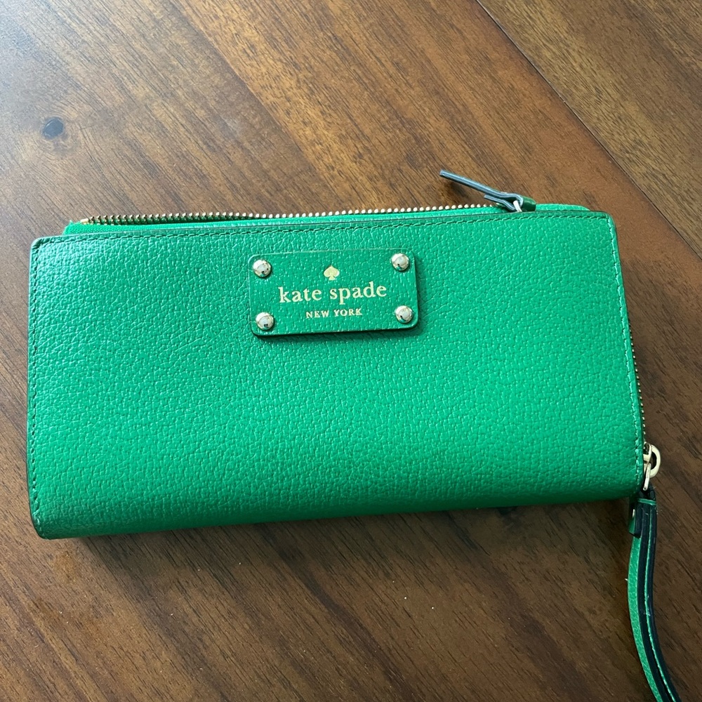 Kate Spade wristlet, like new, green.
